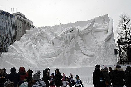 大雪像、観光客を魅了　さっぽろ雪まつり大通会場が開幕