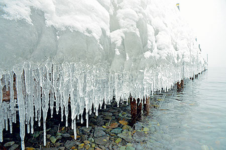 寒気流入、最低気温更新　支笏湖に厳冬期の自然美