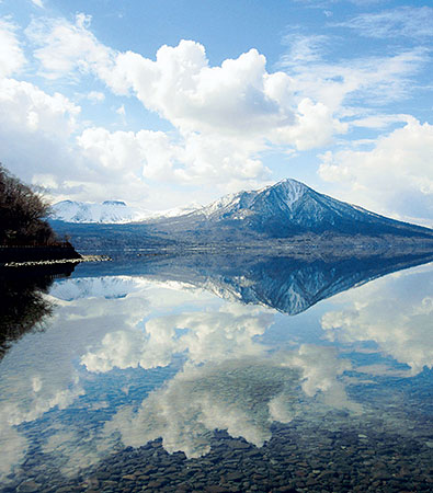 支笏湖が鏡に　水面に映る絶景