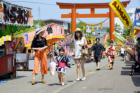 樽前山神社例大祭開幕　境内に２００の露店