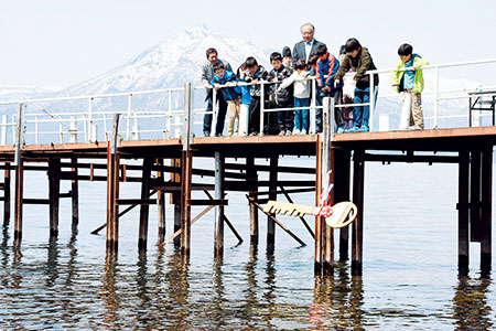 支笏湖湖水開き、観光シーズン到来　１年の安全と千客万来祈願