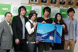 恵庭市のロックバンド「フォークス」が地元でライブ　原田市長にメジャーデビューを報告