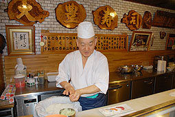 シシャモすしの前川さん引退　「大豊寿司」のれんは残り４月再開