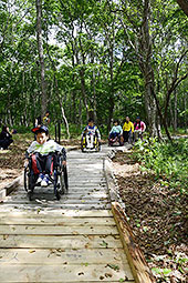 車椅子でもスイスイ森林浴　苫東・和みの森運営協が木道の走行会