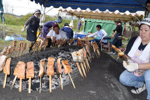 しらおいチェプ祭　アイヌ民族伝統のサケ料理堪能