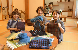織り機で制作体験も あすから 勇武津資料館 手織りサークルゆのみ作品展