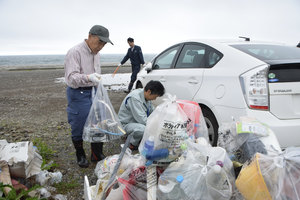 海岸をきれいに ４０人が清掃 苫小牧電気工事士会