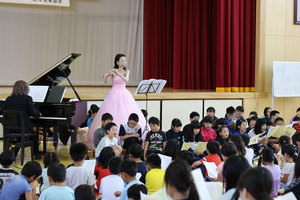 民音が学校コンサート 萩野小でフルートとピアノ演奏 白老