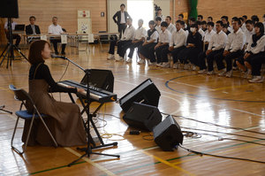 歌で生徒たちにエール 札幌市出身の半崎さん鵡川高校でライブ