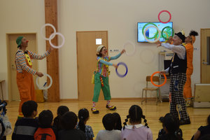 子どもたち、ピエロに大喜び　日本ホスピタル・クラウン協会が胆振東部の児童施設訪問