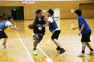 苫中央でバスケットボールクリニックー米プロ選手・松田鋼季さん指導