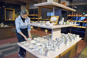 白老はしもと珈琲館で新林裕子さんが作陶展、草や花モチーフの器２００点並ぶ