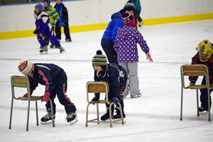 安平　思い思いに滑り楽しむ、小学生対象の放課後スケート教室始まる