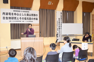 むかわ　兵庫県立大・三枝准教授が講演で「丹波竜」発見の地層を説明 