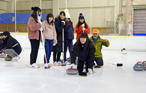 東京の修学旅行生カーリング楽しむ ときわスケートセンター