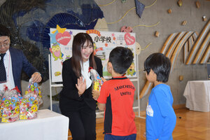 韓国出身・女子プロゴルファーペ・ソンウさんが厚真中央小児童にお菓子贈る