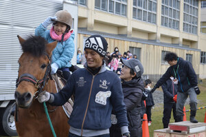 新ひだか 小学生ら乗馬体験 町内小学校で「うまふれタイム」 命を感じる時間に
