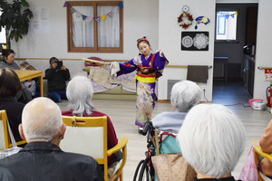 華やかに美しく　小学生が高齢者施設で日本舞踊披露  