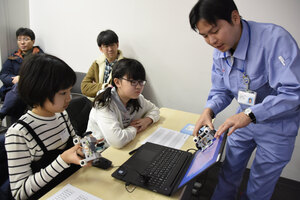 千歳 ロボット カーに　データ打ち込み デンソー北海道　プログラミング教室