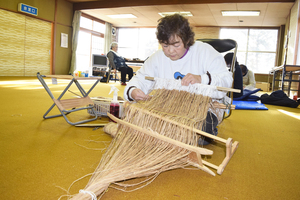 白老の工芸サークル 「テケカラペ」アイヌ伝統の織物作り 