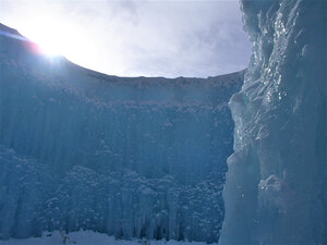 支笏湖氷濤まつりの季節 湖水を少しずつ吹きつけ「氷を太らせる」