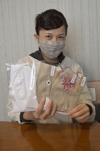 ハンドメード作家・千葉さん、カフェで手作りマスク販売