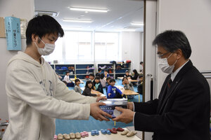 東京台湾商工会会長が寄贈 恵庭市にマスク１万枚