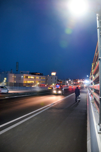 明るい歩道夜間も安心 防犯灯を増設 緑跨線橋