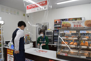 市内スーパーやコンビニ、透明シートで新型コロナ対策　利用客と従業員の飛沫感染防止