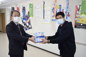 故郷思い恩返し　厚真町出身佐藤さん　町にマスク１０００枚寄贈