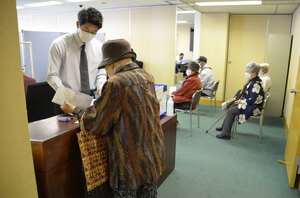 １０万円給付の申請受け付け開始、市役所窓口に市民の列