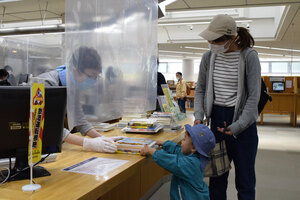 苫小牧市立中央図書館　再開に市民ら続々、１カ月ぶりにぎわい戻る 