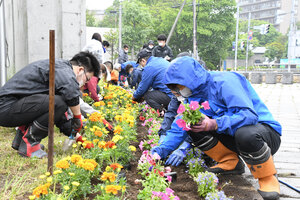 コロナ禍花で癒やし　スポーツ協会と小金澤組　花壇整備を実施