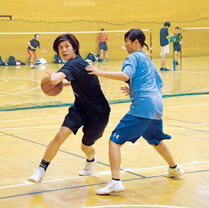 苫駒大女子バスケ部始動　道栄高と初の合同練習