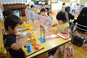昼食時の飛沫感染防止　手作りパーティション、いずみ幼稚園職員が提案
