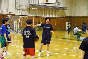 苫駒大が技術クリニック　地域貢献　明倫中で指導－女子バスケ