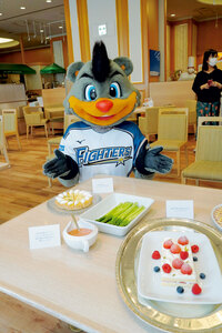 浦河のイチゴやアスパラＢ☆Ｂが監修　札幌のホテルで試食会