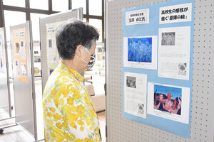 広島や長崎の 願いパネルで 千歳　被爆写真などを展示