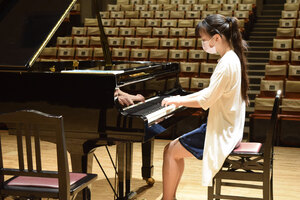 ホールに美しい音色響く　小中学生練習にピアノ開放－文化会館