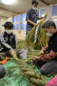 伝統守りしめ縄作り　コロナで祭典中止も例年通り－沼ノ端神社