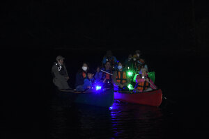 真っ暗な 支笏湖満喫 夜間の利用方法探る カヌーにシュノーケリング