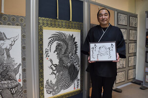 旭川の芸術家・小林さんが三星本店で作品展、新作掛け軸など７０点 