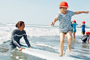 知ろう、守ろう郷土の魅力　厚真中央小児童が海岸清掃とサーフィン体験 