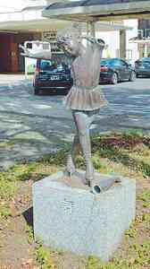 苫小牧駅南口の駅前広場の少女像の左腕破損、市は修復方法を協議へ