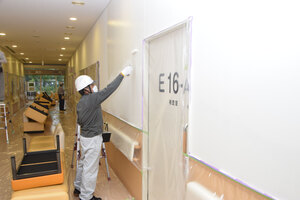 市立病院を無償塗装　苫塗装工業協創立５０年を記念