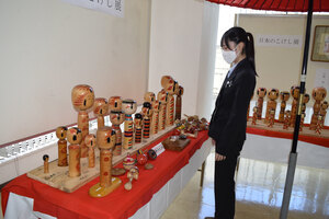 伝統民芸品の魅力知って 苫信白老支店で「日本のこけし展」
