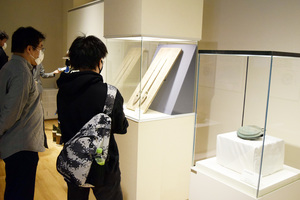 苫小牧市美術博物館、２企画展が開幕 「八王子千人同心と蝦夷地」 「紙とアート　吉田傑のダンボールといきもの」