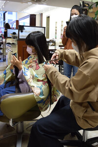 苫錦岡小２年の新田さん　髪を医療用ウィッグに、生まれて初めてカット