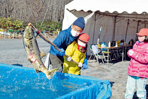 白老萩野小児童　アイヌの食文化に触れる　伝統漁具でサケ捕り 