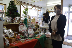 元中野町「ちいさなしあわせ」　クリスマス商品が好評、市内外の作家のハンドメード作品並ぶ 